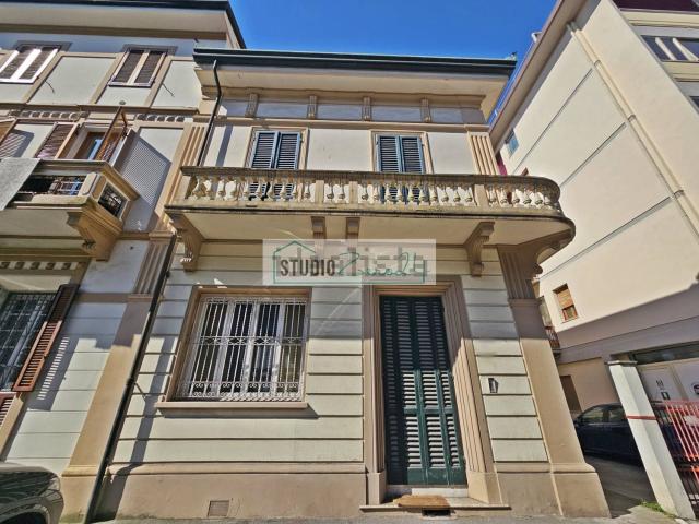 Villetta bifamiliare in vendita di 300 m² in Viale Michelangelo Buonarroti
