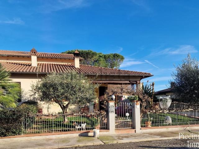 Villetta bifamiliare in vendita di 300 m² in Viale Milano
