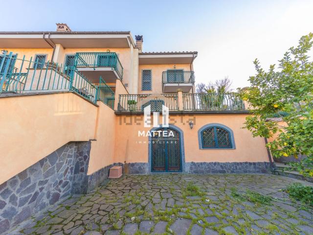 Villetta bifamiliare in vendita di 300 m² in Viale Guglielmo Marconi, 61