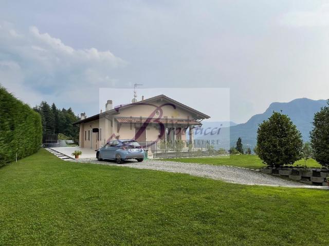 Villetta bifamiliare in vendita di 300 m²