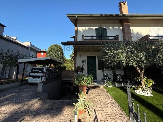 Villetta bifamiliare in vendita di 300 m²