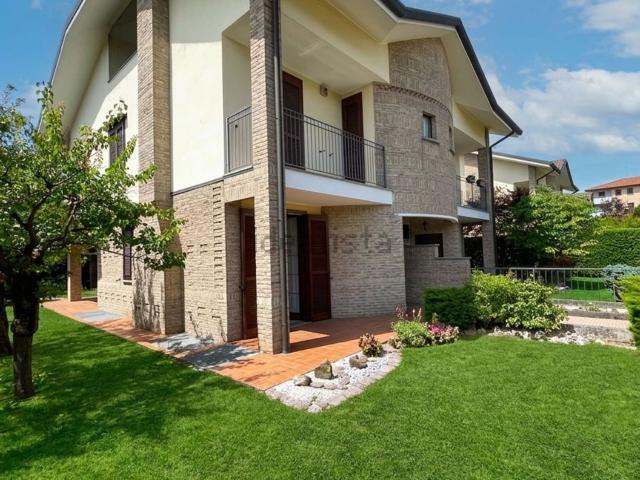 Villetta bifamiliare in vendita di 300 m²
