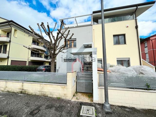 Villetta bifamiliare in vendita di 300 m²