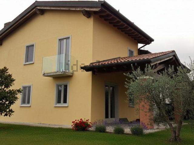 Villetta bifamiliare in vendita di 300 m²