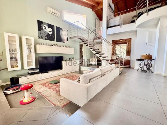 Villetta bifamiliare in vendita di 301 m² in Via Papa Giovanni XXIII, 14