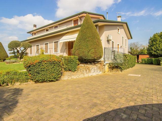 Villetta bifamiliare in vendita di 301 m² in Via Ponte, 88