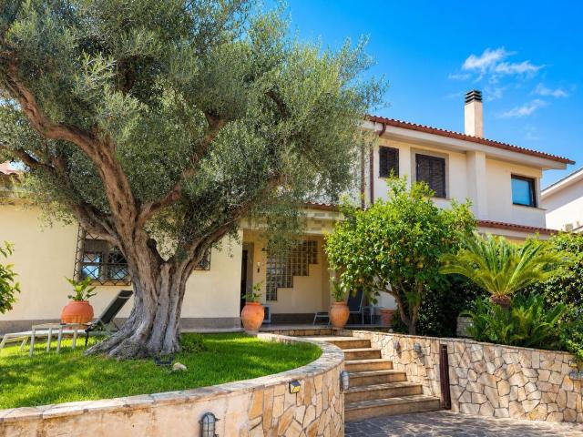 Villetta bifamiliare in vendita di 307 m² in Via Mar Caspio