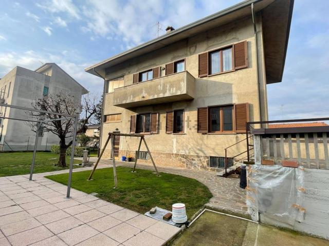 Villetta bifamiliare in vendita di 304 m² in Via G. Casati, 36