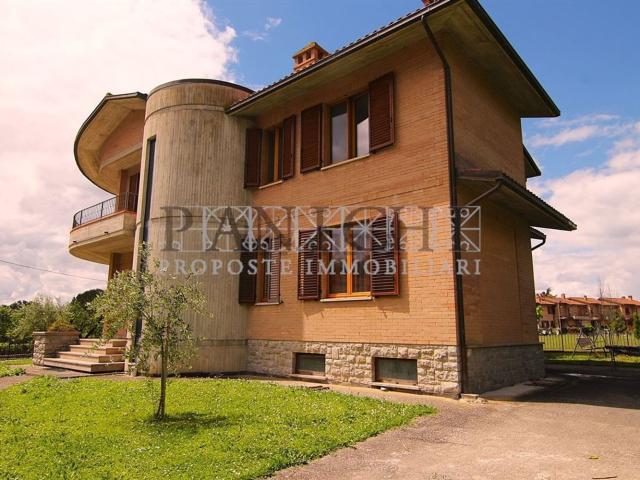 Villetta bifamiliare in vendita di 304 m² in Via Giuseppe di Vittorio, 12