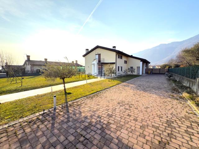 Villetta bifamiliare in vendita di 304 m² in Via Rosales, 5