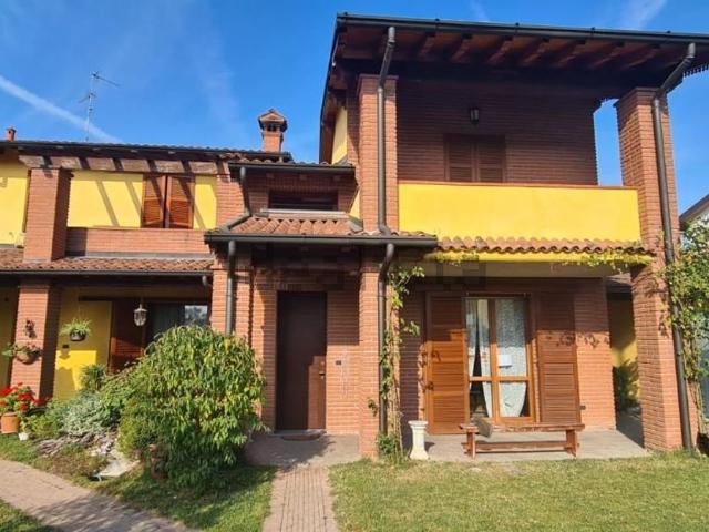 Villetta bifamiliare in vendita di 305 m² in Via XXV Aprile, 32