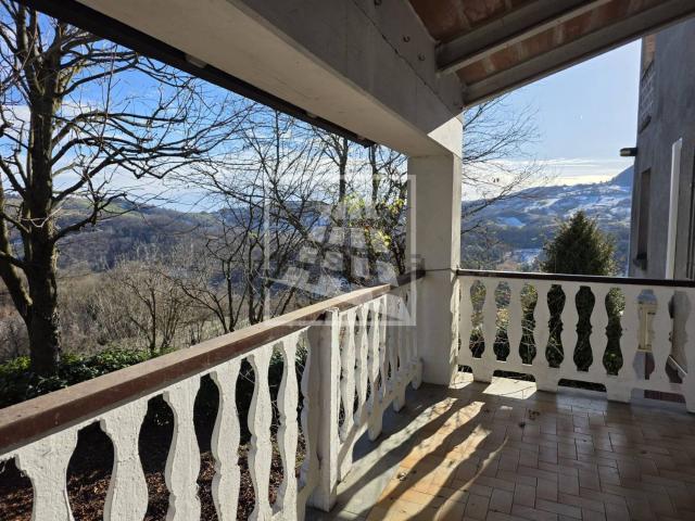Villetta bifamiliare in vendita di 305 m² in Via Casa Orsini, 31
