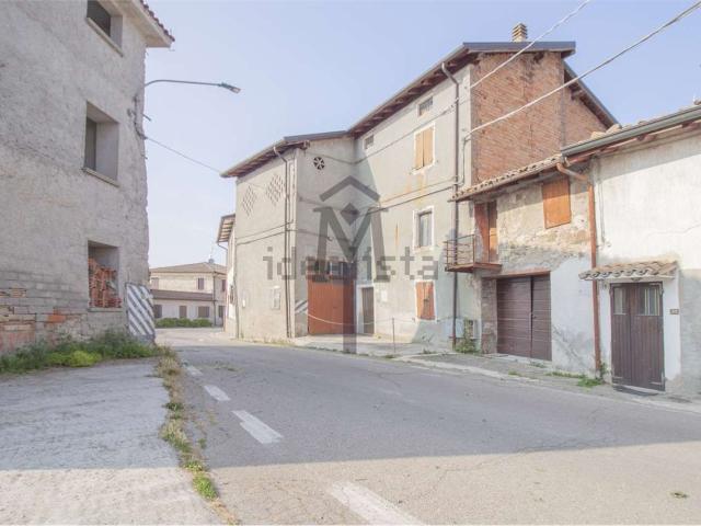 Villetta bifamiliare in vendita di 305 m² in Via Fondiano, 11