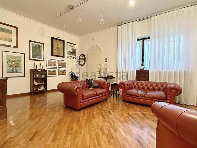 Villetta bifamiliare in vendita di 305 m² in Via Pasquale Mione