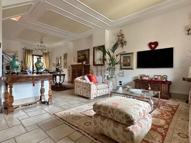 Villetta bifamiliare in vendita di 305 m² in Via Raffaele Lepore