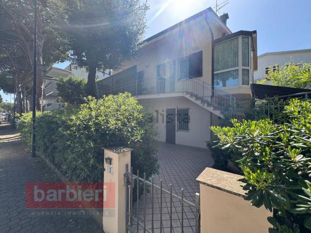 Villetta bifamiliare in vendita di 305 m² in Viale G. Paisiello, 2
