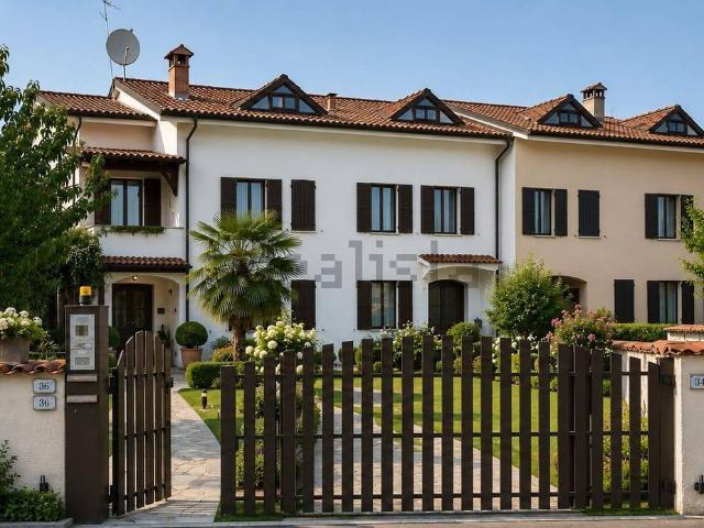 Villetta bifamiliare in vendita di 306 m² in Via Ada Negri, 36