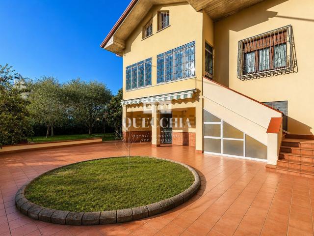 Villetta bifamiliare in vendita di 308 m² in Via Barbarani
