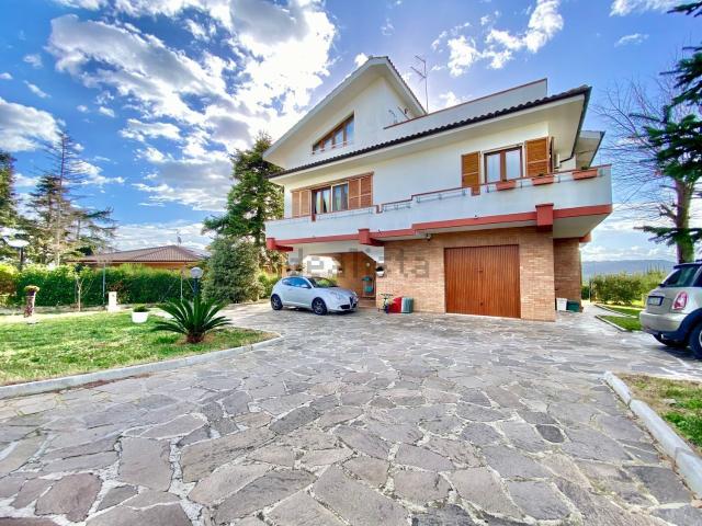 Villetta bifamiliare in vendita di 308 m² in Via DANTE ALIGHIERI