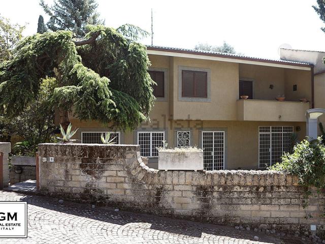 Villetta bifamiliare in vendita di 309 m² in Via del Fico, 76