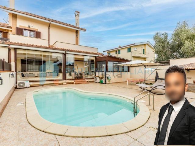 Villetta bifamiliare in vendita di 309 m² in Via della Salamandra, 14