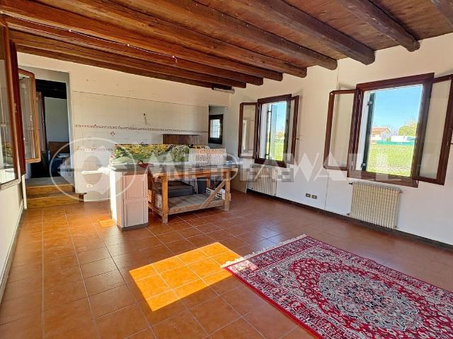 Villetta bifamiliare in vendita di 309 m² in Via Giannino Turchetto
