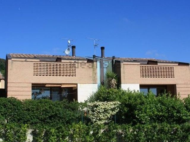 Villetta bifamiliare in vendita di 310 m² in Via Tarconte