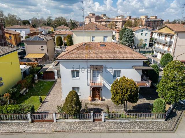 Villetta bifamiliare in vendita di 310 m² in Via Tevere, 9