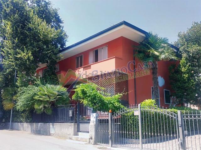 Villetta bifamiliare in vendita di 310 m² in Via Vincenzo Marcozzi, 10