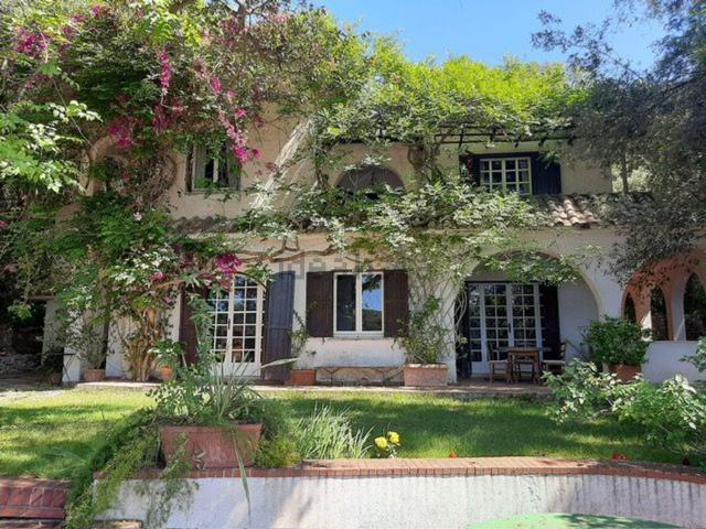 Villetta bifamiliare in vendita di 310 m² in Via Arezzo