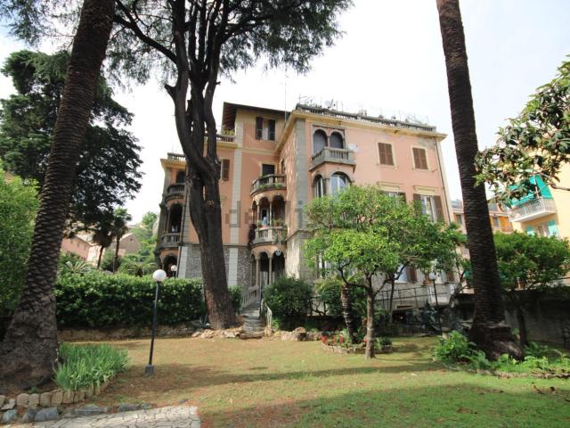 Villetta bifamiliare in vendita di 310 m² in Via Giovanni Scriba