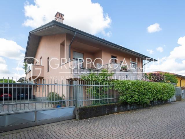 Villetta bifamiliare in vendita di 310 m² in Via Mauro Venegoni, 22