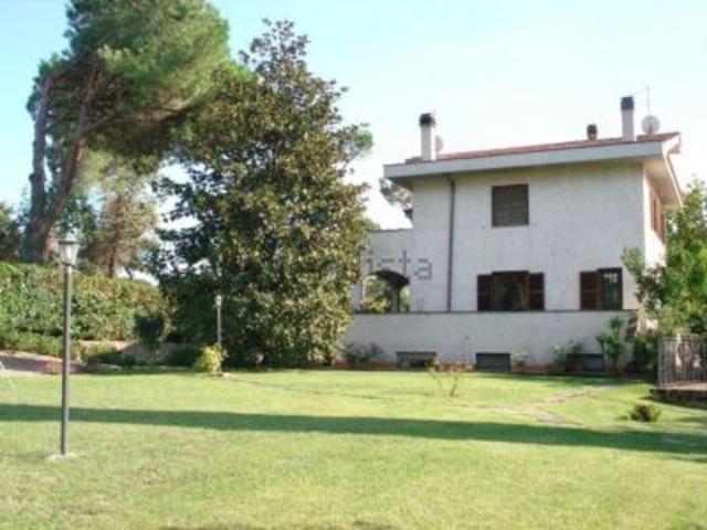 Villetta bifamiliare in vendita di 310 m² in Via Roberto Mazzucco, 45