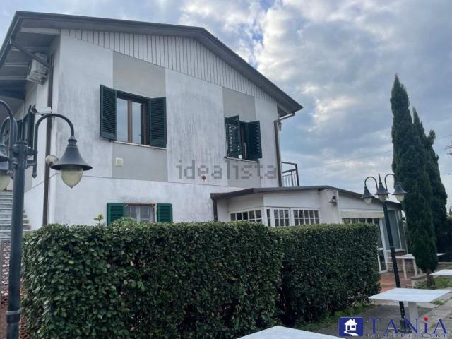 Villetta bifamiliare in vendita di 310 m² in Viale Galileo Galilei, 48