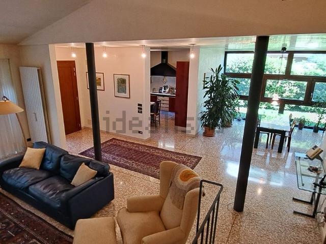 Villetta bifamiliare in vendita di 311 m² in Strada della Paglia