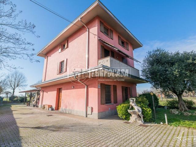 Villetta bifamiliare in vendita di 312 m² in Via Carpi Ravarino