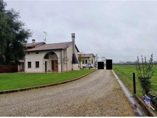 Villetta bifamiliare in vendita di 317 m² in Via Calazze, 31