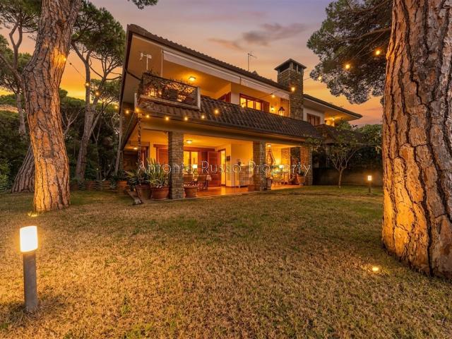 Villetta bifamiliare in vendita di 317 m² in Via Capitone, 20