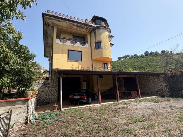 Villetta bifamiliare in vendita di 314 m² in Via Antonio Rutoli, 234