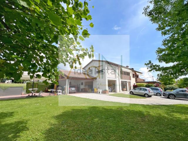 Villetta bifamiliare in vendita di 314 m² in Via Monte Grappa, 3