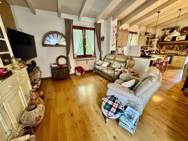 Villetta bifamiliare in vendita di 314 m² in Via Pietro Cella
