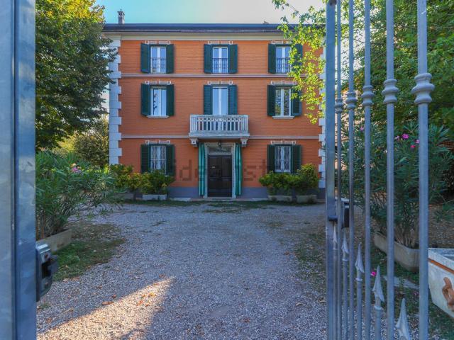 Villetta bifamiliare in vendita di 315 m² in Via Budrie, 76