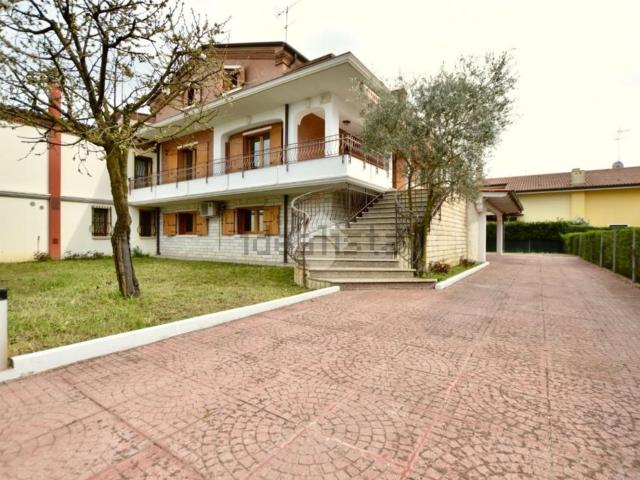 Villetta bifamiliare in vendita di 315 m² in Via Donato Bramante