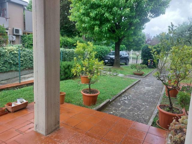 Villetta bifamiliare in vendita di 315 m² in Via Sant&apos  Ambrogio