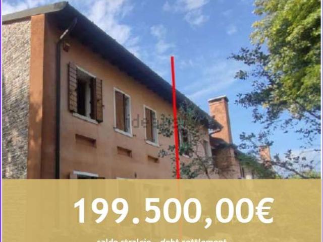 Villetta bifamiliare in vendita di 318 m² in Via Guizze