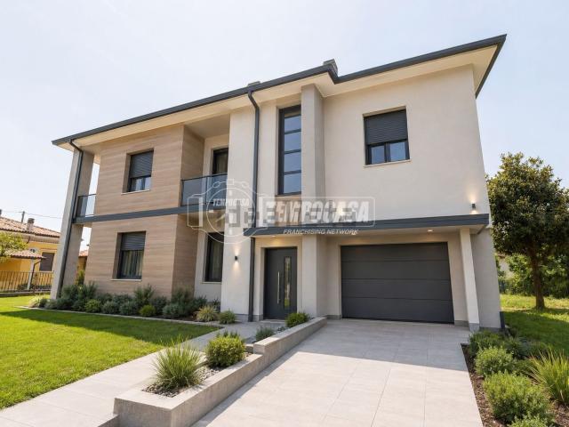 Villetta bifamiliare in vendita di 318 m²