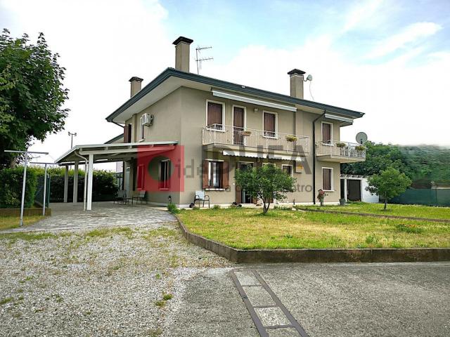 Villetta bifamiliare in vendita di 318 m²