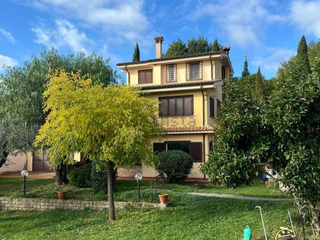 Villetta bifamiliare in vendita di 319 m² in Via Pietro Germi, 9