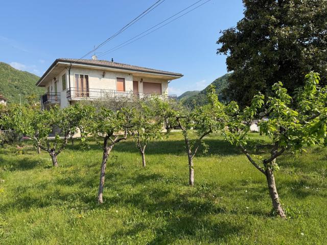 Villetta bifamiliare in vendita di 323 m² in Via XIII Comuni, 6