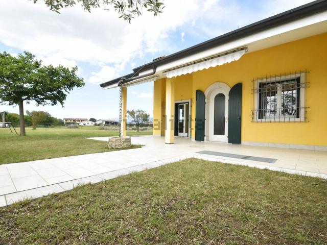 Villetta bifamiliare in vendita di 320 m² in Località Ca&apos  di Mezzo, 157